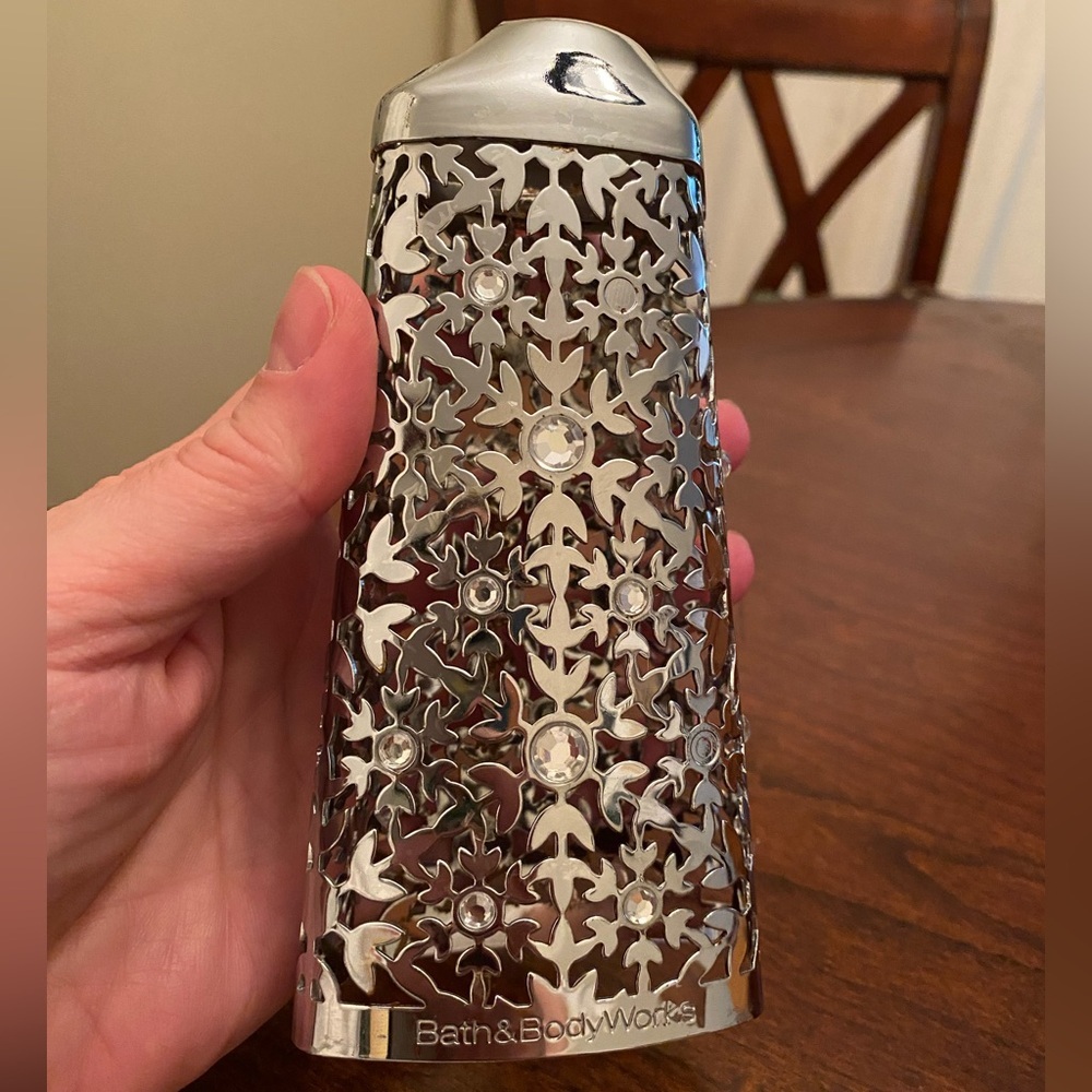 Bath & Body Works ❄️ Snowflake & Crystals Metal Hand Soap 8 oz Dispenser Cover
